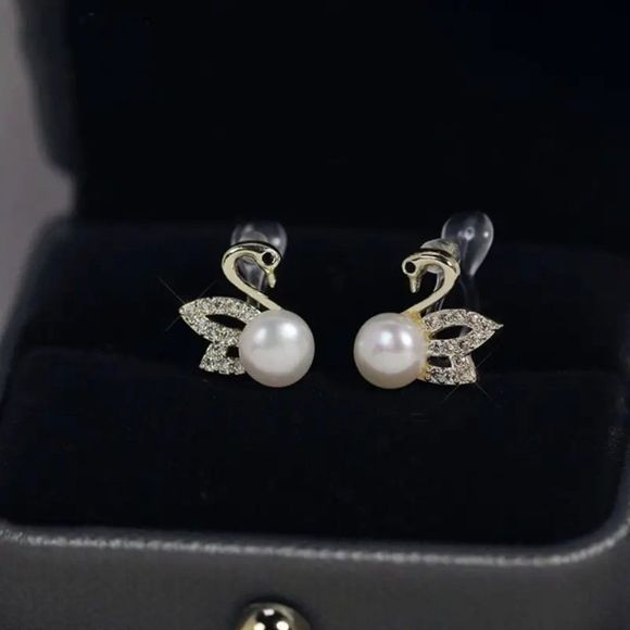 Pretty Swan Pearl Stud Earrings NEW - Picture 1 of 5